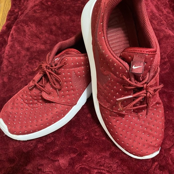 Nike Maroon Sneakers with White Accents
Women’s size 8 in great condition - Picture 3 of 5